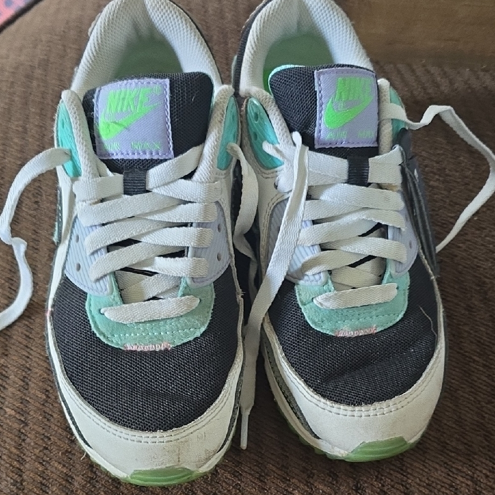 Nike Black and Green Sneakers Classic Style